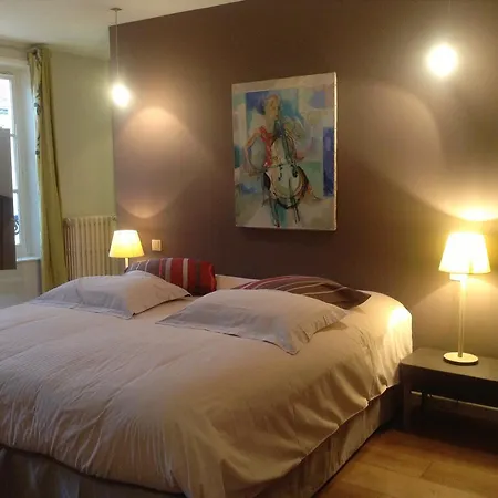לינה וארוחת בוקר Maison D'hote De Myon 4*